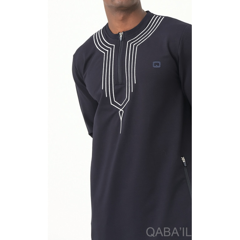 Qamis Long - Bleu Nuit et Broderie Blanc - Qaba'il : Sham Qamis Long - Bleu Nuit et Broderie Blanc - Qaba'il : Sham