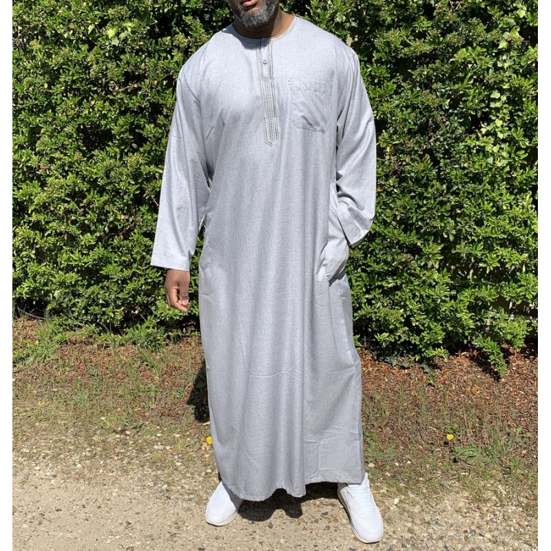 Qamis Long Omani Sans Col - Tissu Coton Gris Clair - Manche Longue Style Ikaf -Afaq Qamis Long Omani Sans Col - Tissu Coton Gris Clair - Manche Longue Style Ikaf -Afaq
