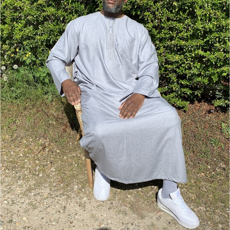 Qamis Long Omani Sans Col - Tissu Coton Gris Clair - Manche Longue Style Ikaf -Afaq Qamis Long Omani Sans Col - Tissu Coton Gris Clair - Manche Longue Style Ikaf -Afaq