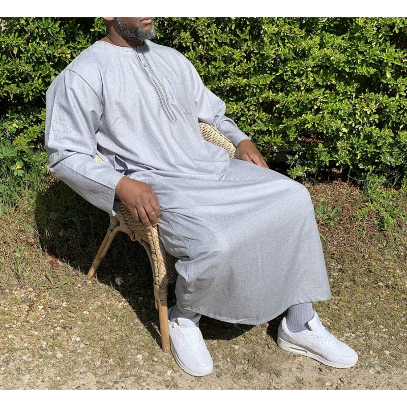 Qamis Long Omani Sans Col - Tissu Coton Gris Clair - Manche Longue Style Ikaf -Afaq Qamis Long Omani Sans Col - Tissu Coton Gris Clair - Manche Longue Style Ikaf -Afaq