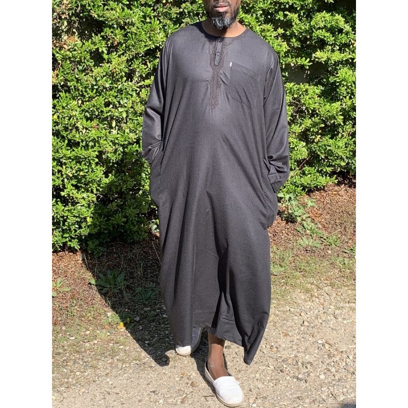 Qamis Long Omani Sans Col - Tissu Coton Noir - Manche Longue Style Ikaf -Afaq Qamis Long Omani Sans Col - Tissu Coton Noir - Manche Longue Style Ikaf -Afaq