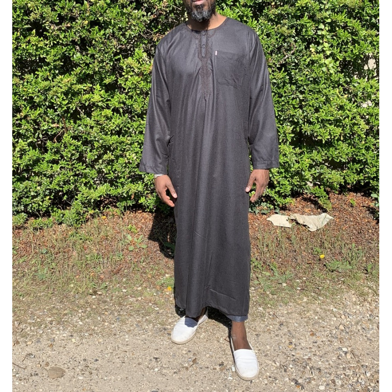 Qamis Long Omani Sans Col - Tissu Coton Noir - Manche Longue Style Ikaf -Afaq Qamis Long Omani Sans Col - Tissu Coton Noir - Manche Longue Style Ikaf -Afaq