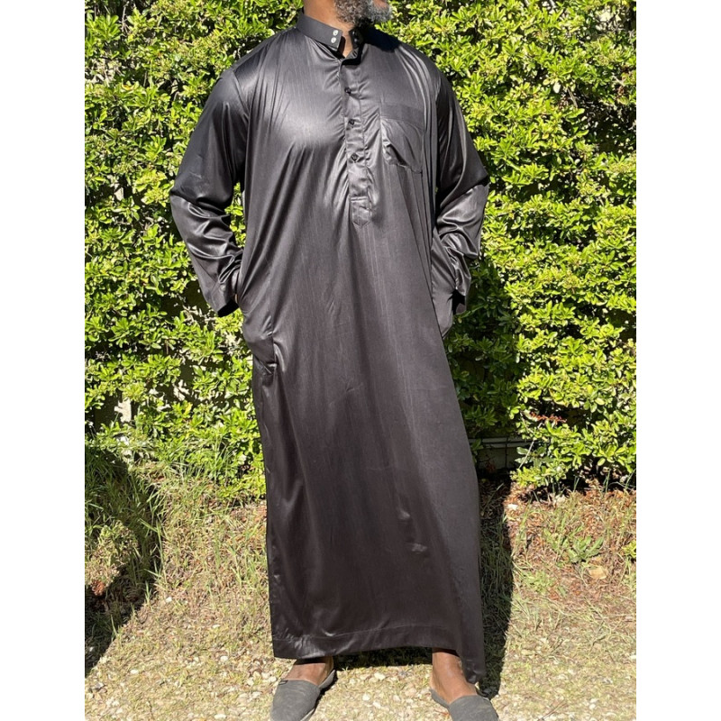 Qamis Long Saoudien De Luxe à Col - Tissu Glacé Noir - Manche Longue Style Haramain ou Daffah -Afaq Qamis Long Saoudien De Luxe à Col - Tissu Glacé Noir - Manche Longue Style Haramain ou Daffah -Afaq