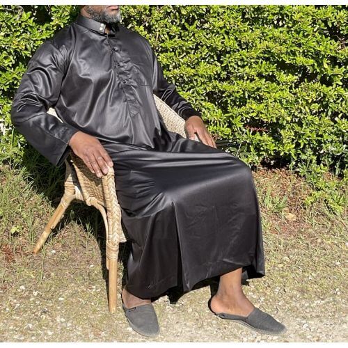Qamis Long Saoudien De Luxe à Col - Tissu Glacé Noir - Manche Longue Style Haramain ou Daffah -Afaq Qamis Long Saoudien De Luxe à Col - Tissu Glacé Noir - Manche Longue Style Haramain ou Daffah -Afaq