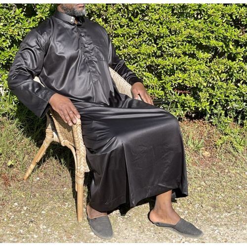 Qamis Long Saoudien De Luxe à Col - Tissu Glacé Noir - Manche Longue Style Haramain ou Daffah -Afaq