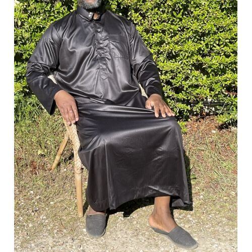 Qamis Long Saoudien De Luxe à Col - Tissu Glacé Noir - Manche Longue Style Haramain ou Daffah -Afaq Qamis Long Saoudien De Luxe à Col - Tissu Glacé Noir - Manche Longue Style Haramain ou Daffah -Afaq