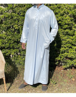 Qamis Long Saoudien De Luxe à Col - Tissu Glacé Bleu Ciel - Manche Longue Style Haramain ou Daffah -Afaq