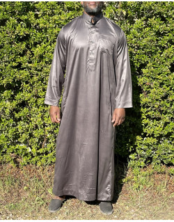 Qamis Long Saoudien De Luxe à Col - Tissu Glacé Kaki - Manche Longue Style Haramain ou Daffah -Afaq