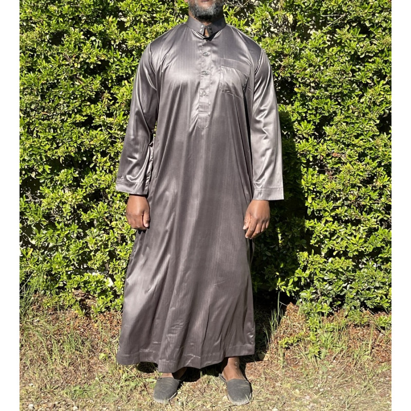 Qamis Long Saoudien De Luxe à Col - Tissu Glacé Kaki - Manche Longue Style Haramain ou Daffah -Afaq Qamis Long Saoudien De Luxe à Col - Tissu Glacé Kaki - Manche Longue Style Haramain ou Daffah -Afaq