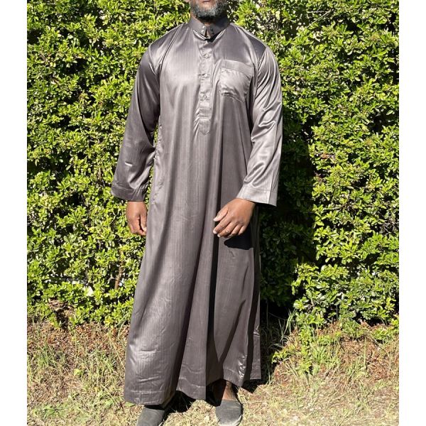 Qamis Long Saoudien De Luxe à Col - Tissu Glacé Kaki - Manche Longue Style Haramain ou Daffah -Afaq