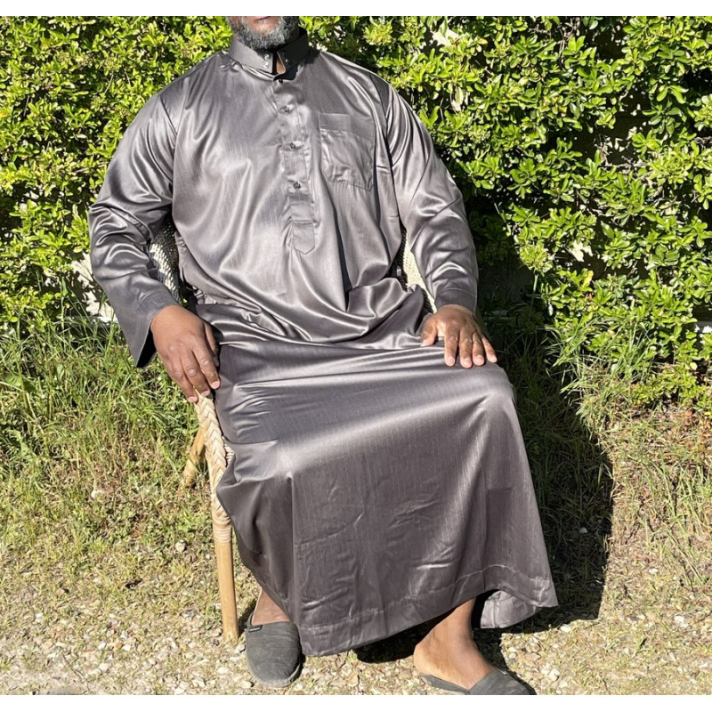 Qamis Long Saoudien De Luxe à Col - Tissu Glacé Kaki - Manche Longue Style Haramain ou Daffah -Afaq Qamis Long Saoudien De Luxe à Col - Tissu Glacé Kaki - Manche Longue Style Haramain ou Daffah -Afaq