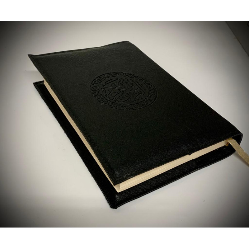Protège Coran ou Livre - Format : 14,50 x 20 cm - Noir -- Simili Cuir - Edition Sana Protège Coran ou Livre - Format : 14,50 x 20 cm - Noir -- Simili Cuir - Edition Sana