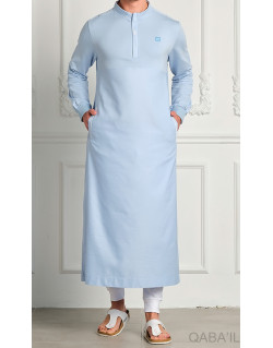 Qamis Subtile Long Bleu Clair avec Broderie Blanc Qaba'il