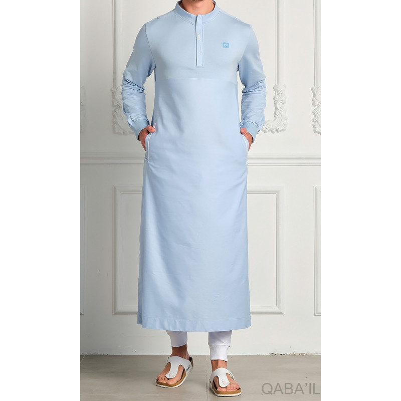 Qamis Subtile Long Bleu Clair avec Broderie Blanc Qaba'il