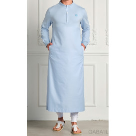 Qamis Subtile Long Bleu Clair avec Broderie Blanc Qaba'il