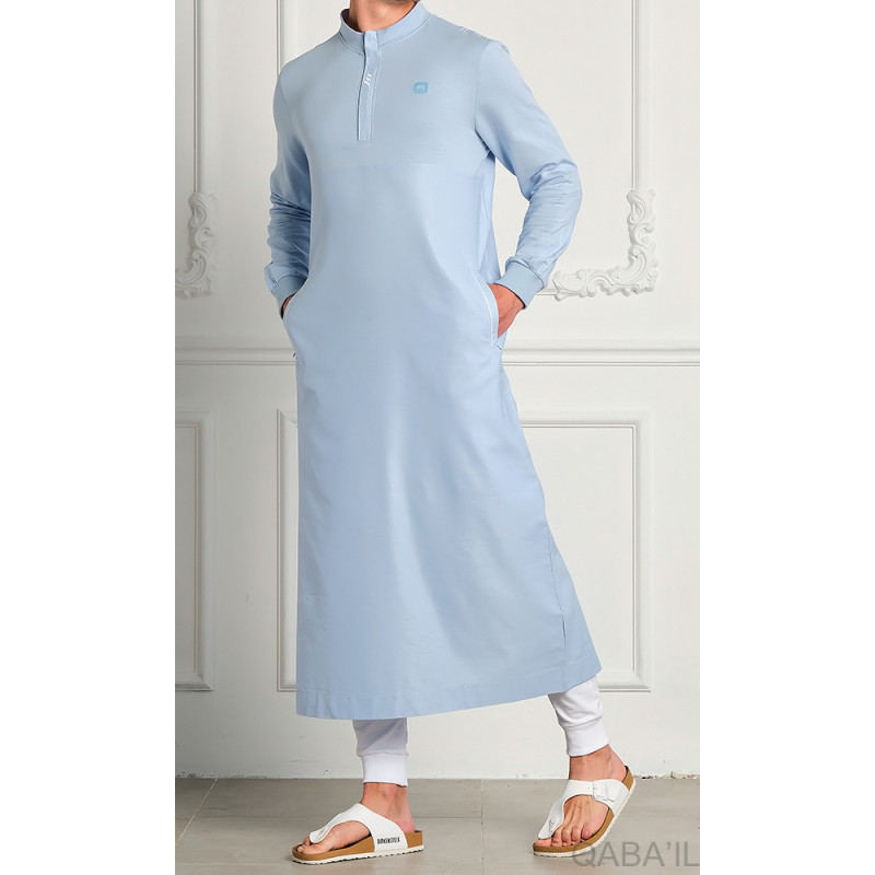 Qamis Subtile Long Bleu Clair avec Broderie Blanc Qaba'il