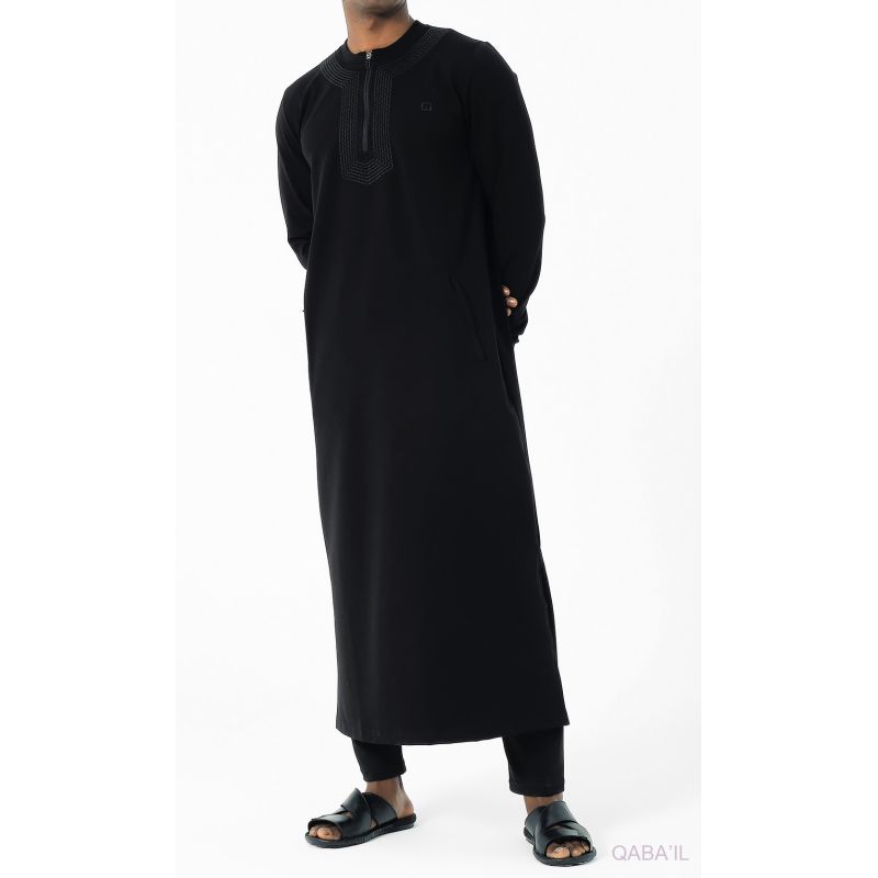 Qamis Noir Long et Broderie Ton sur Ton - Qaba'il : AMWAJ 