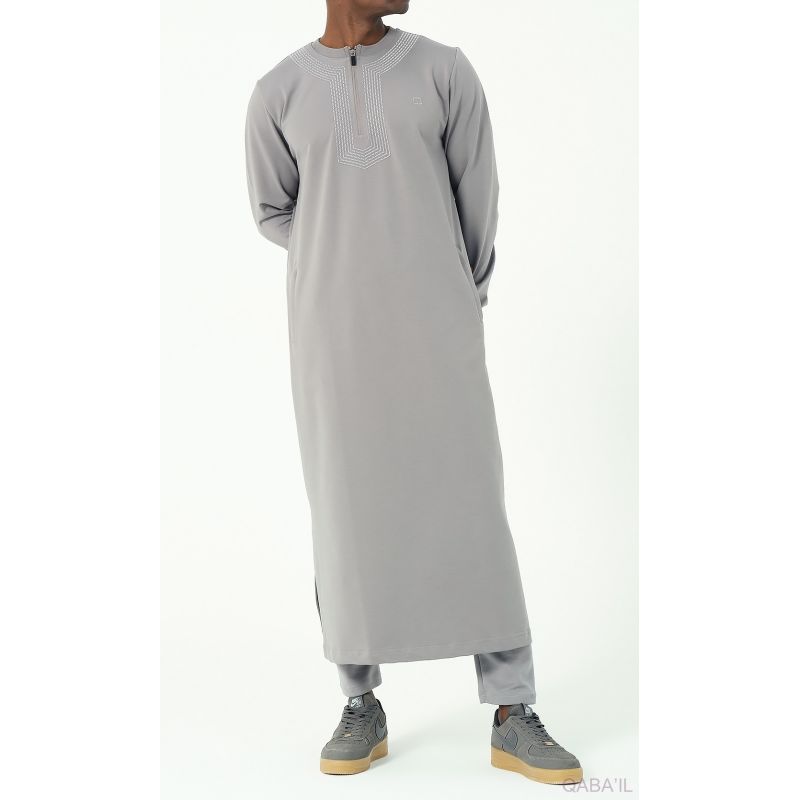 Qamis Gris Long et Broderie Ton sur Ton - Qaba'il : AMWAJ 