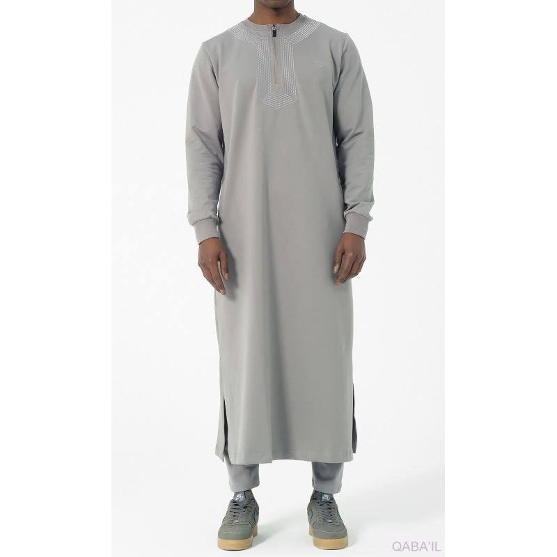 Qamis Gris Long et Broderie Ton sur Ton - Qaba'il : AMWAJ