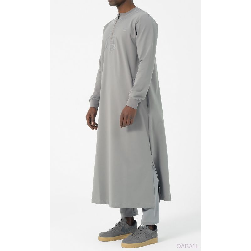 Qamis Gris Long et Broderie Ton sur Ton - Qaba'il : AMWAJ 